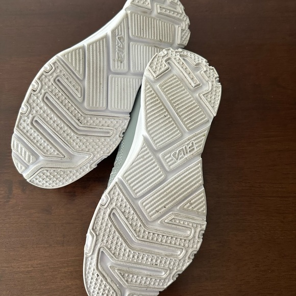 Fila Memory Foam slip on sneakers size 6.5 - Picture 4 of 5